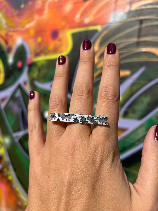 Decay Bar Ring (7mm, 3 moissanite)