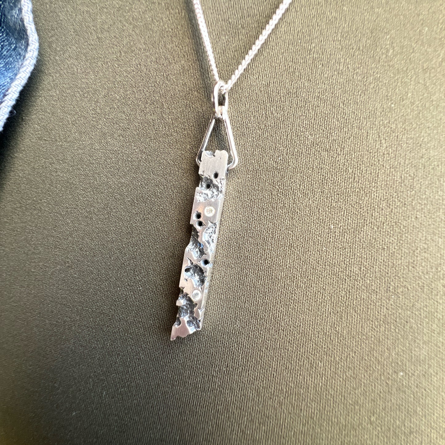 Decay Pendant (5mm, diamonds)